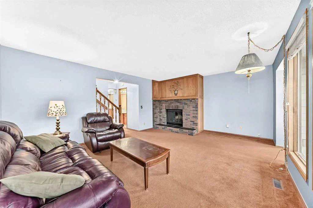 4008 46 Street SW, Calgary — photo 4 of 33