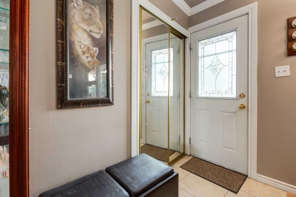 723 Trafford Drive NW, Calgary — photo 5 of 38