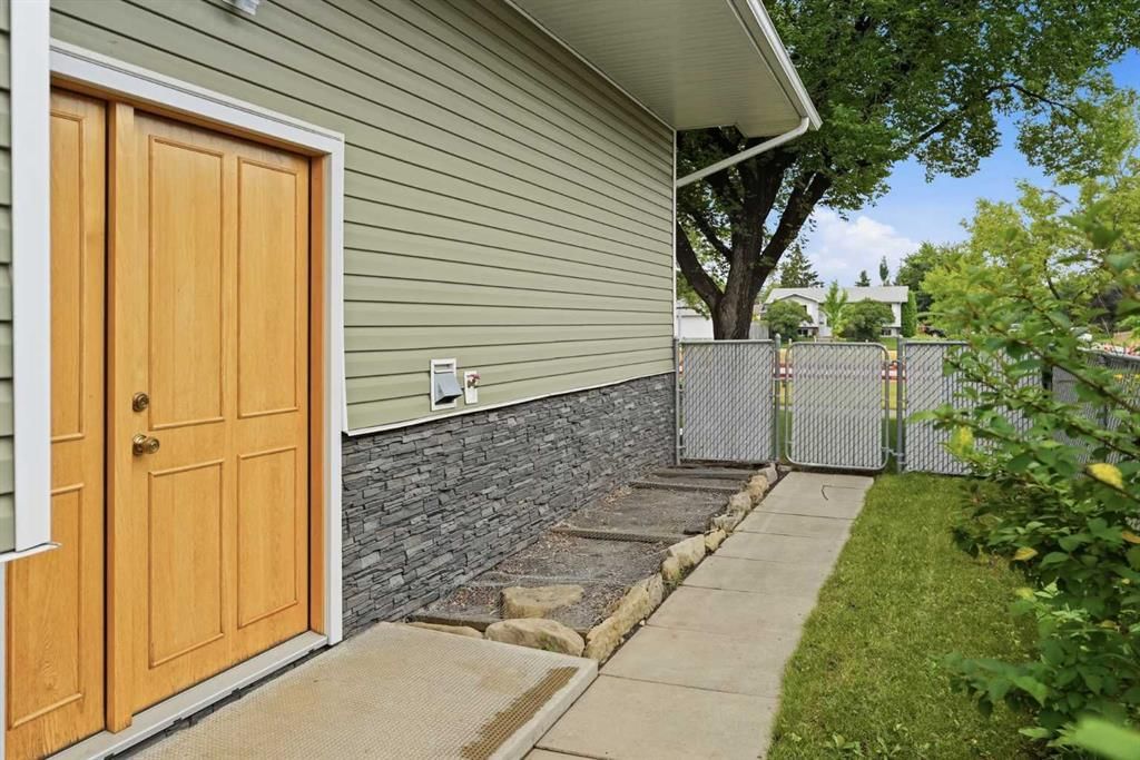 3433 33A Avenue SE, Calgary — photo 2 of 40