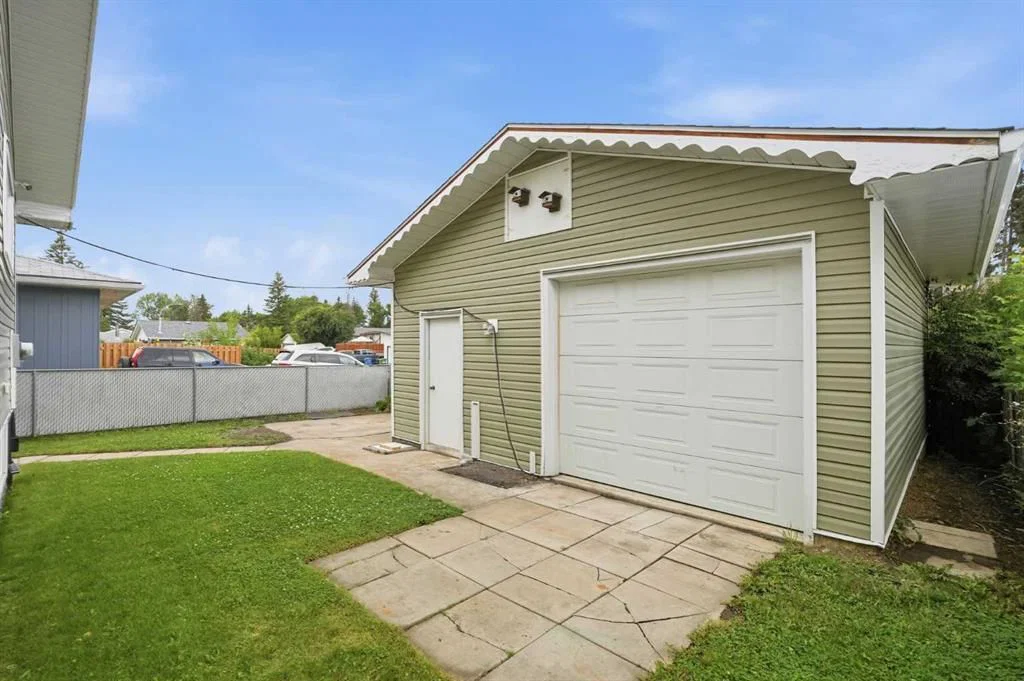 3433 33A Avenue SE, Calgary — photo 3 of 40