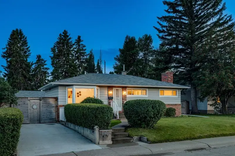 4927 10 Avenue SW, Calgary — main listing photo