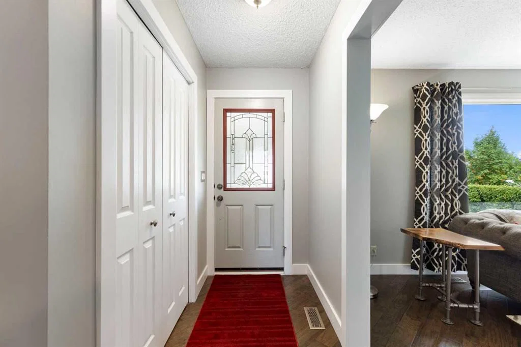 8419 Silver Springs Road NW, Calgary — photo 4 of 47