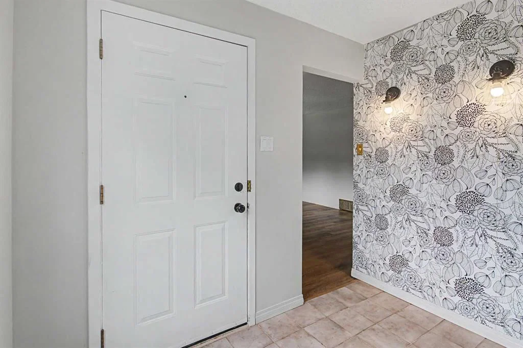 2214 24A Street SW, Calgary — photo 3 of 37