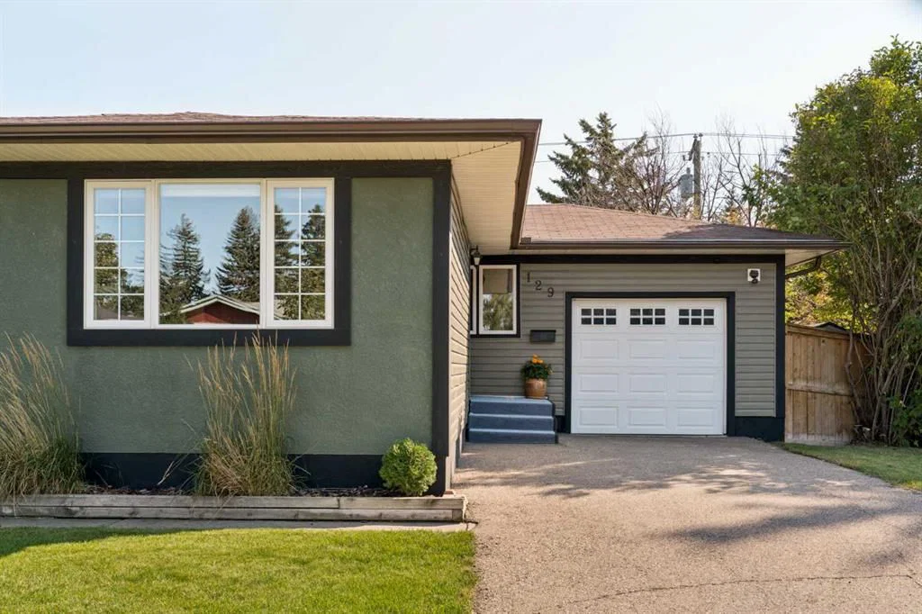 129 Springwood Drive SW, Calgary — photo 3 of 45