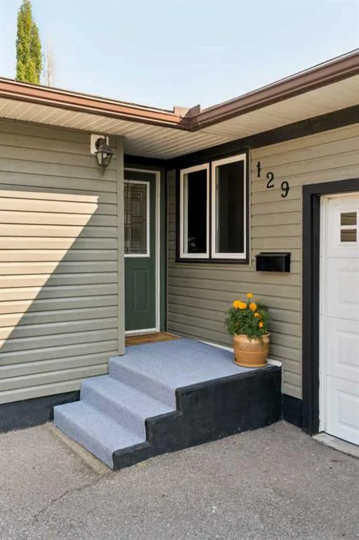 129 Springwood Drive SW, Calgary — photo 4 of 45