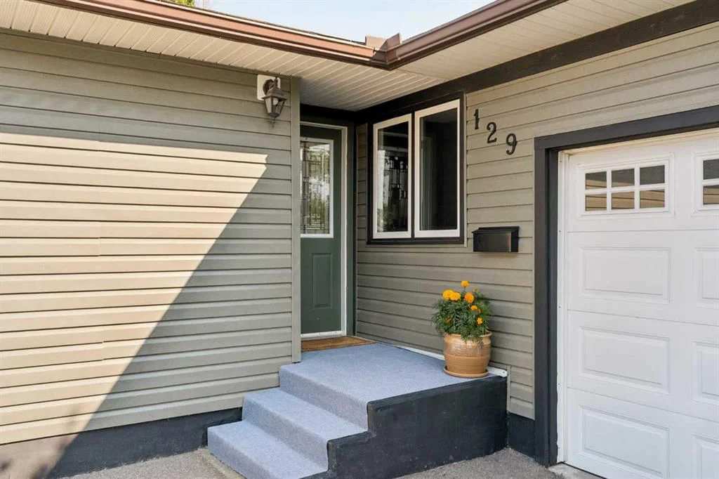 129 Springwood Drive SW, Calgary — photo 5 of 45