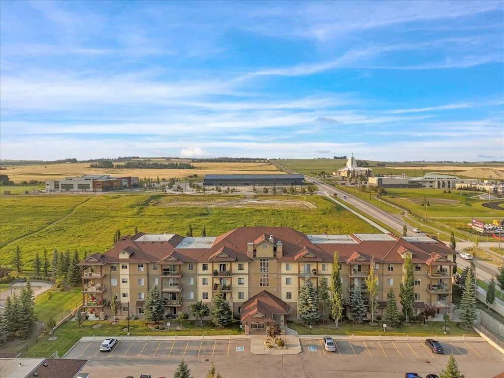 4410, 92 Crystal Shores Road, Calgary — apartment for sale