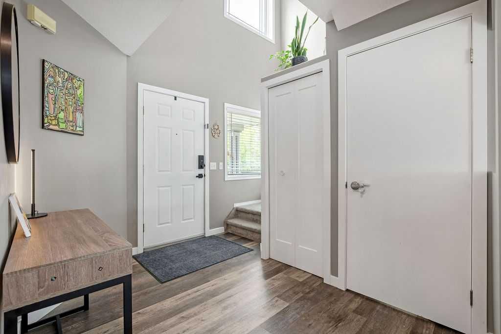 141 Somerset Circle SW, Calgary — photo 2 of 32
