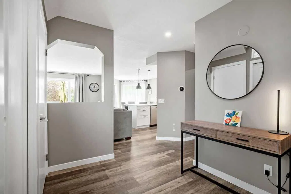 141 Somerset Circle SW, Calgary — photo 3 of 32