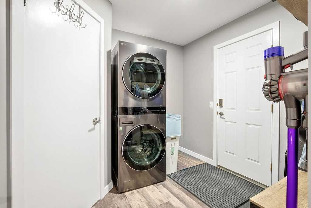 141 Somerset Circle SW, Calgary — photo 5 of 32