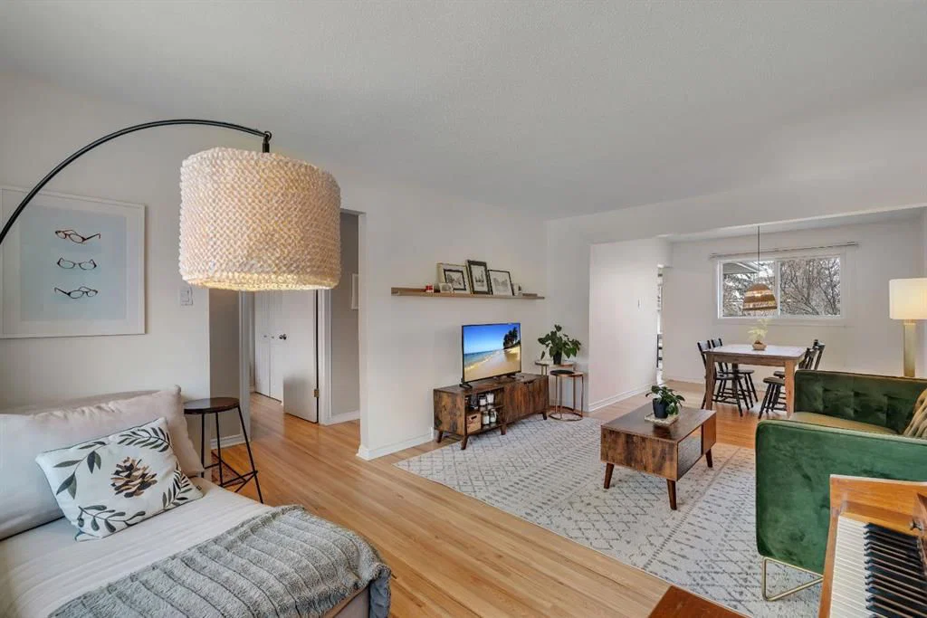 254 Hendon Drive NW, Calgary — photo 2 of 38