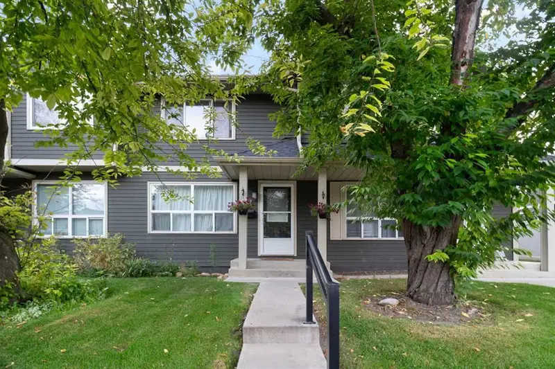 321 Queenston Heights SE, Calgary — photo 2 of 39
