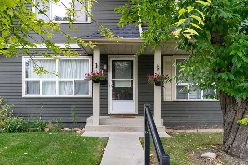 321 Queenston Heights SE, Calgary — photo 4 of 39
