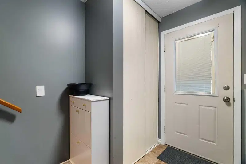 321 Queenston Heights SE, Calgary — photo 5 of 39
