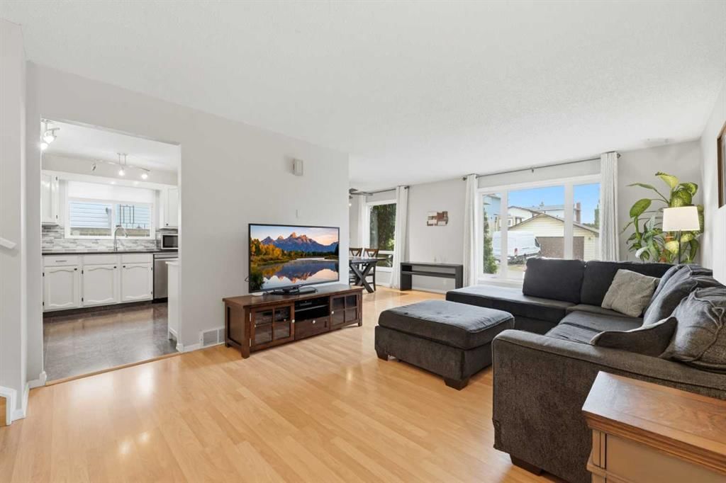 32 Beddington Rise NE, Calgary — photo 2 of 28