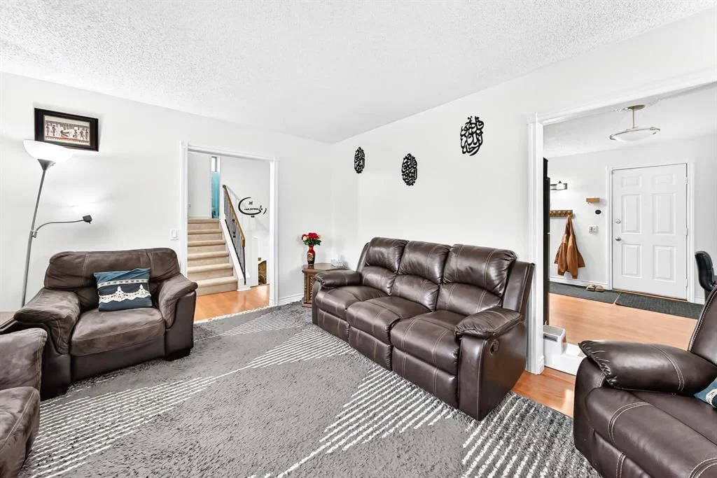 983 Rundlecairn Way NE, Calgary — photo 4 of 36