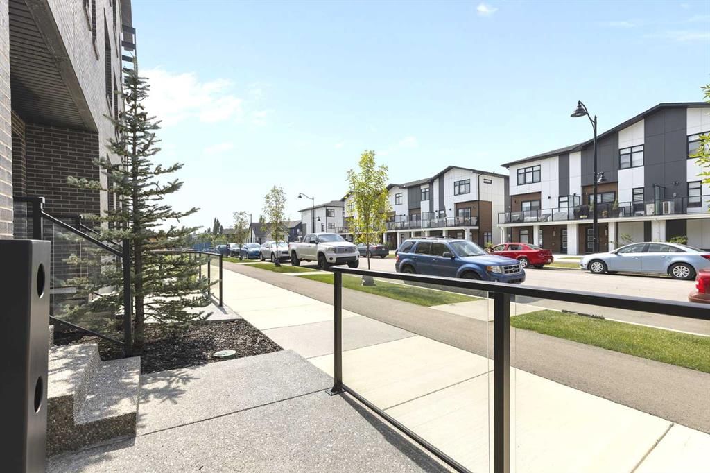 830 81 Street SW, Calgary — photo 2 of 37