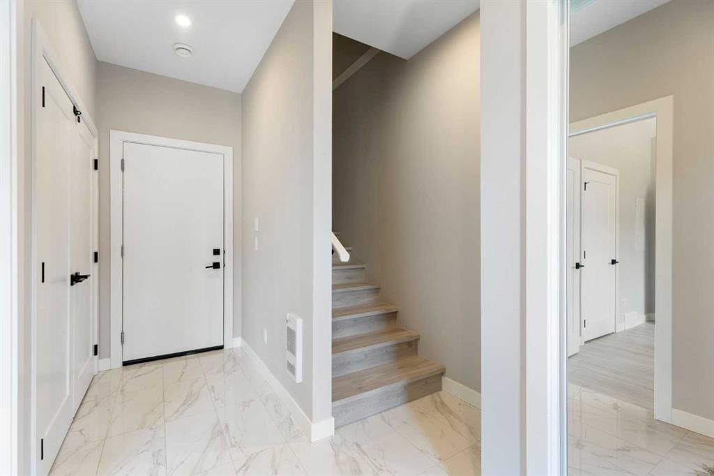 830 81 Street SW, Calgary — photo 4 of 37