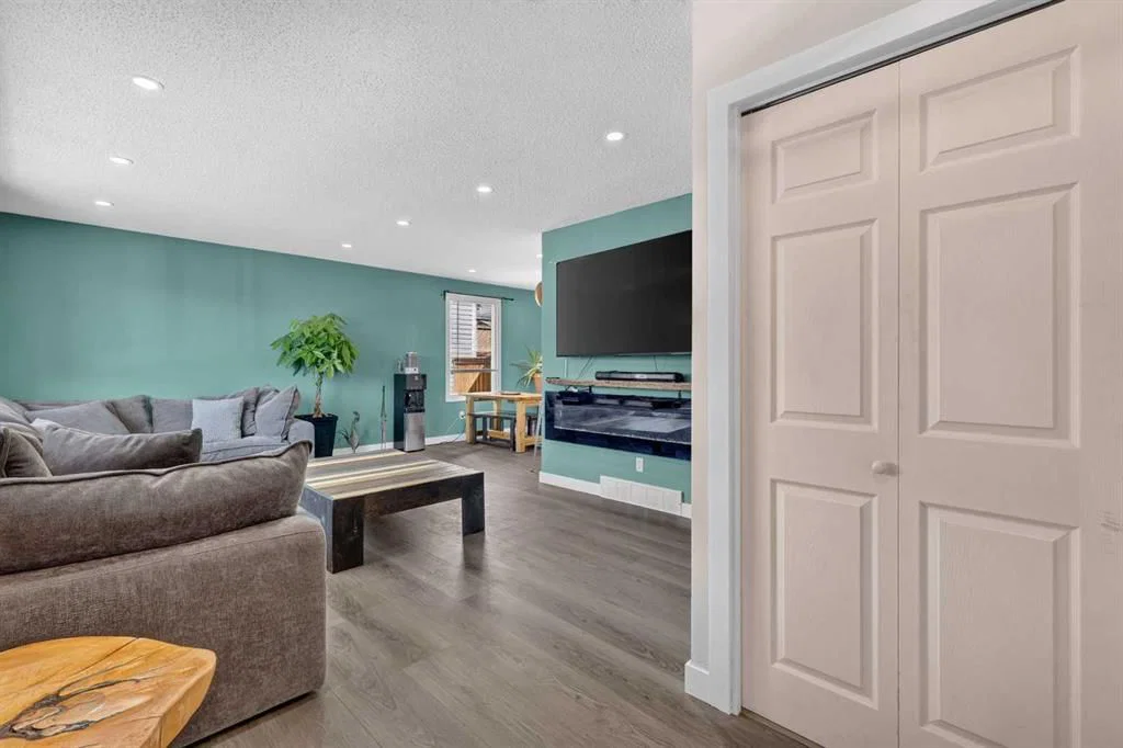 24 Penworth Crescent SE, Calgary — photo 4 of 43