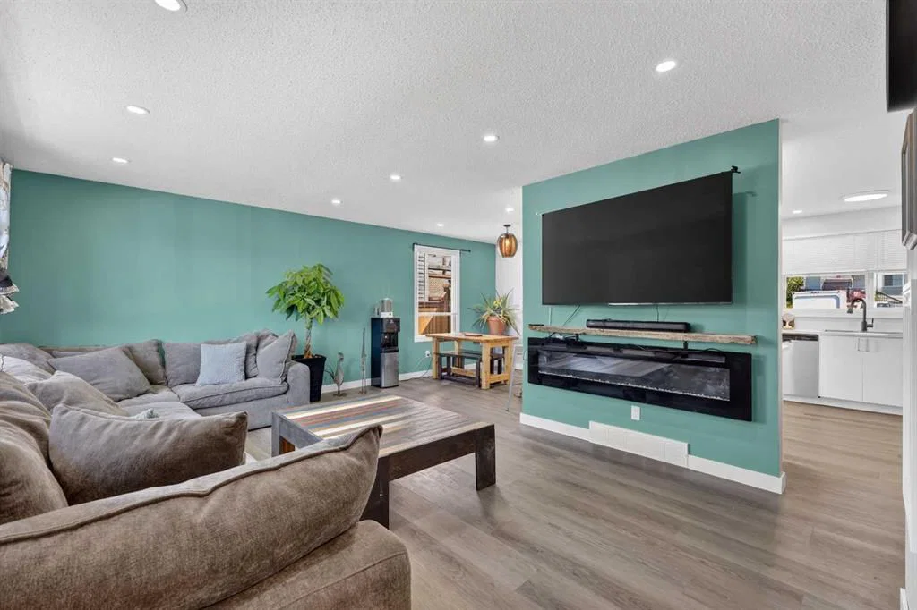 24 Penworth Crescent SE, Calgary — photo 5 of 43
