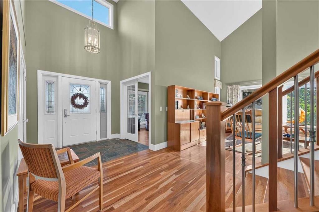 27 Edcath Court NW, Calgary — photo 4 of 46