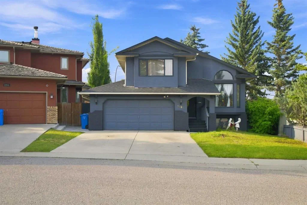2709 Signal Hill Bay SW, Calgary — main listing photo