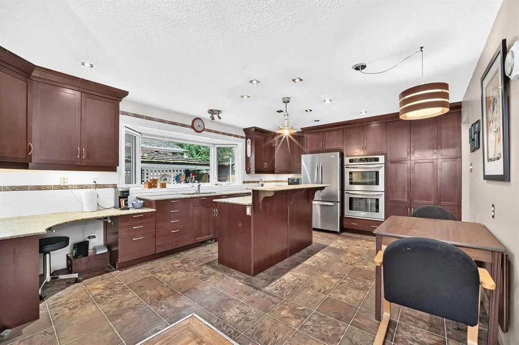 728 Willacy Drive SE, Calgary — photo 2 of 34