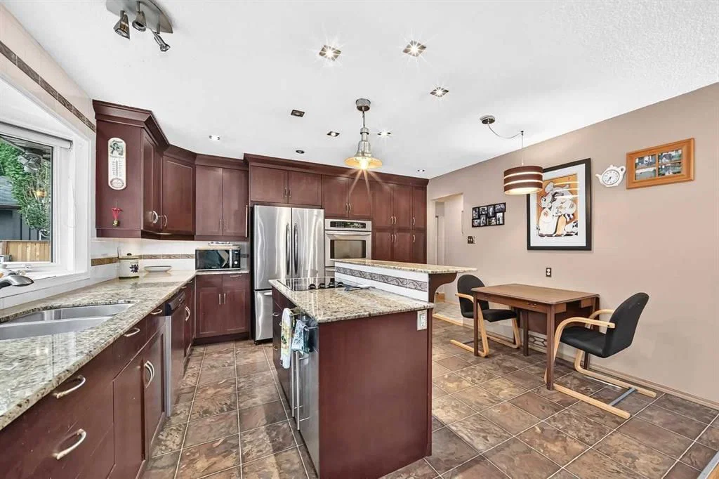 728 Willacy Drive SE, Calgary — photo 3 of 34