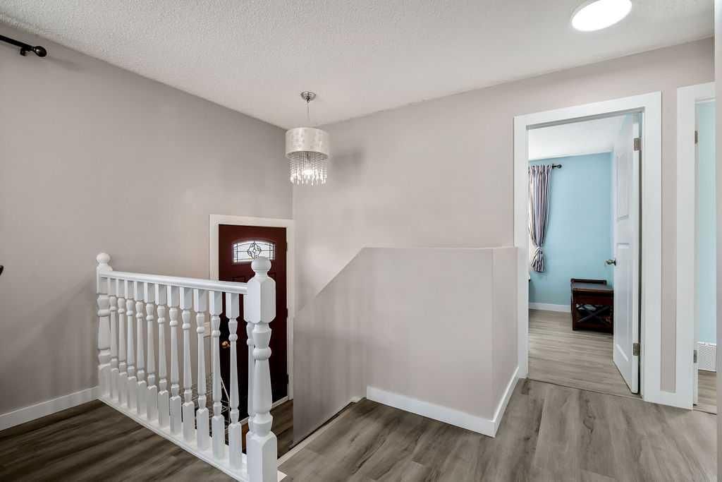 123 Shawglen Rise SW, Calgary — photo 2 of 32
