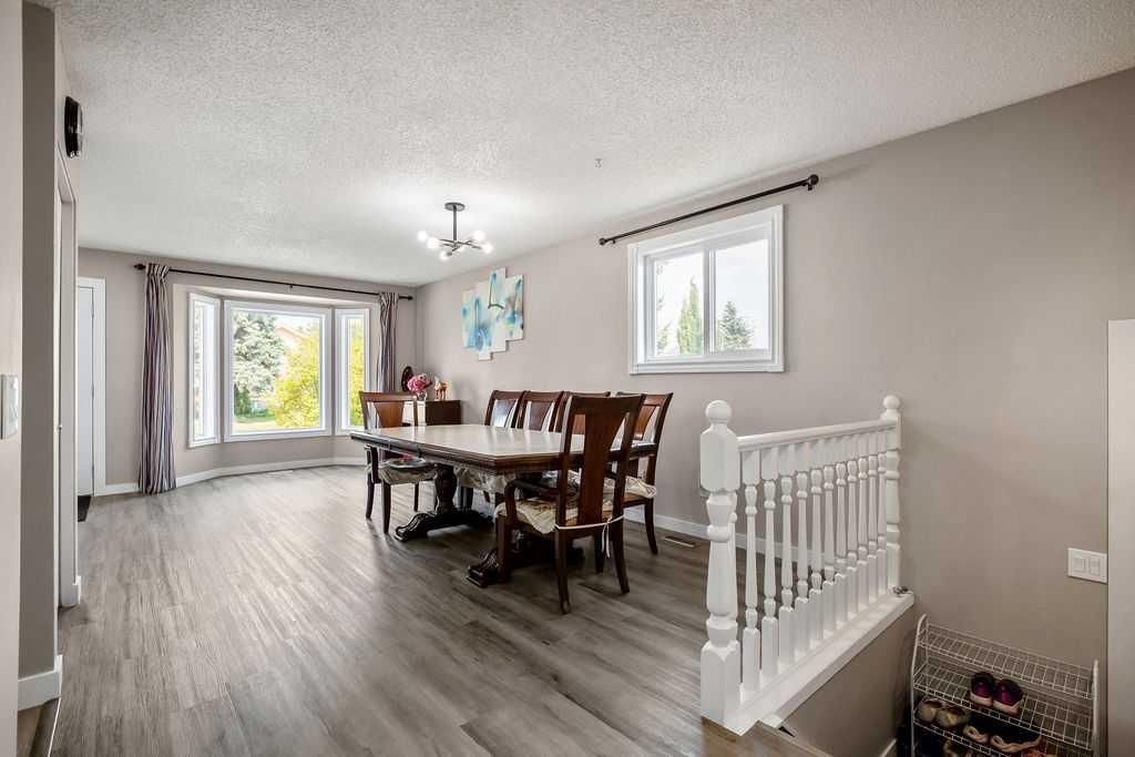 123 Shawglen Rise SW, Calgary — photo 3 of 32