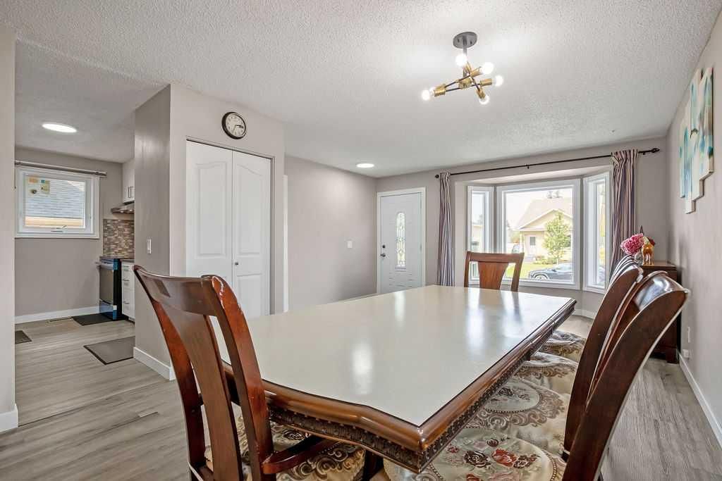 123 Shawglen Rise SW, Calgary — photo 4 of 32