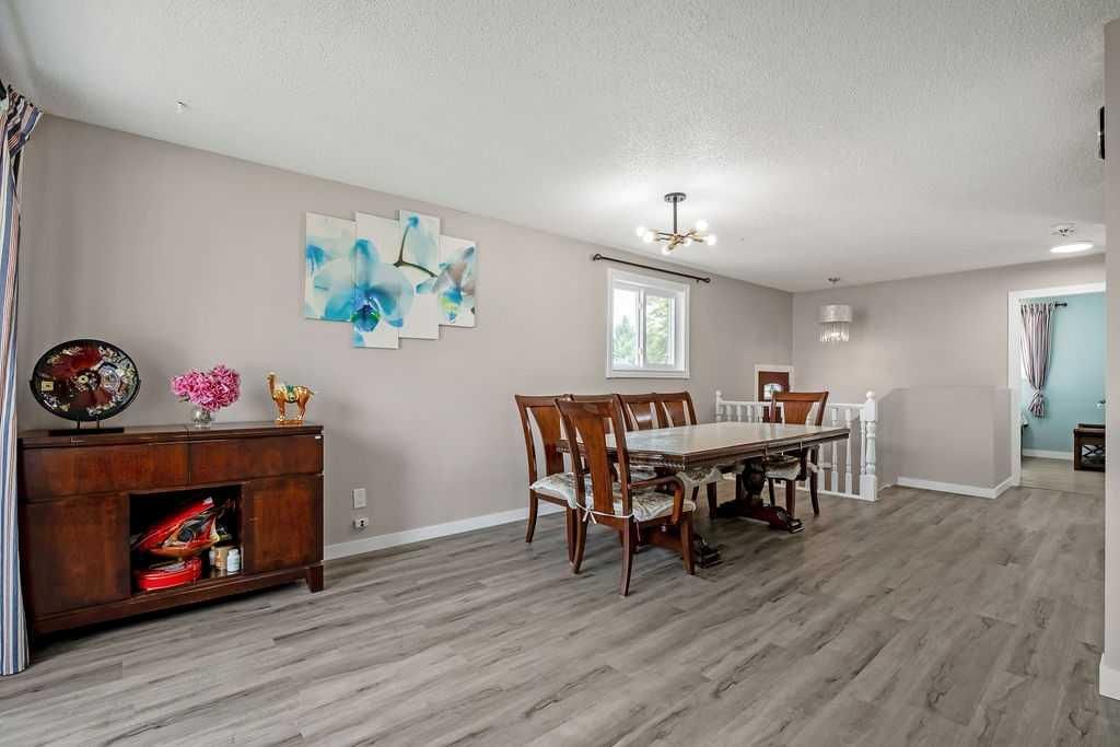 123 Shawglen Rise SW, Calgary — photo 5 of 32