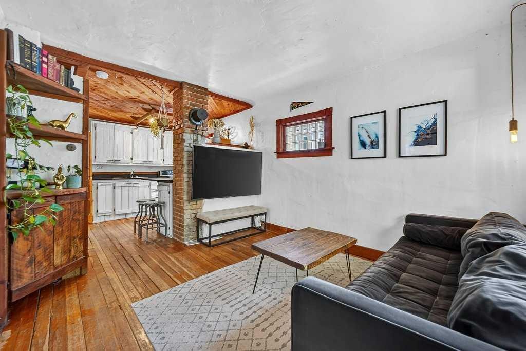 303 27 Avenue NE, Calgary — photo 4 of 28