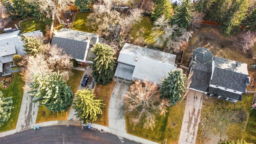 1223 Baldwin Crescent SW, Calgary — photo 2 of 14