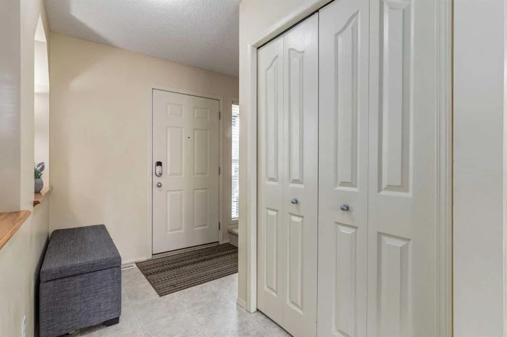 880 Prestwick Circle SE, Calgary — photo 2 of 26