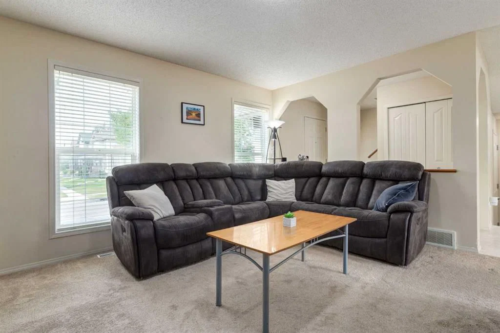 880 Prestwick Circle SE, Calgary — photo 4 of 26