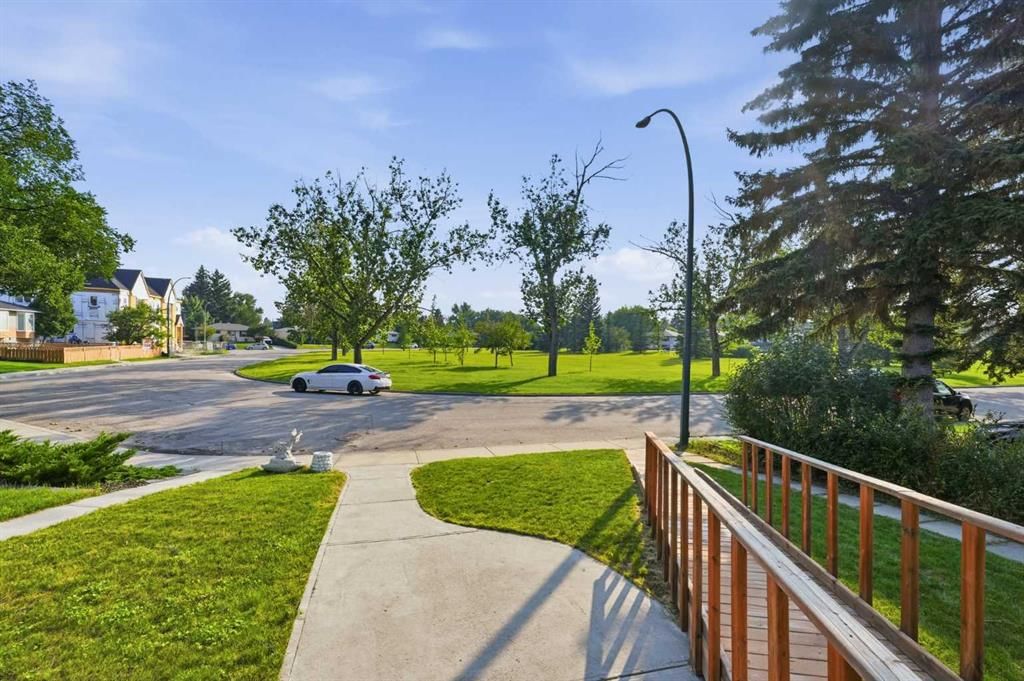 20 Rossburn Crescent SW, Calgary — photo 2 of 45