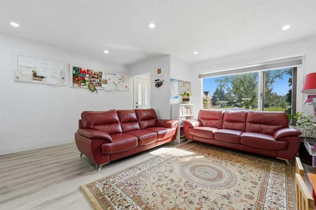 20 Rossburn Crescent SW, Calgary — photo 3 of 45