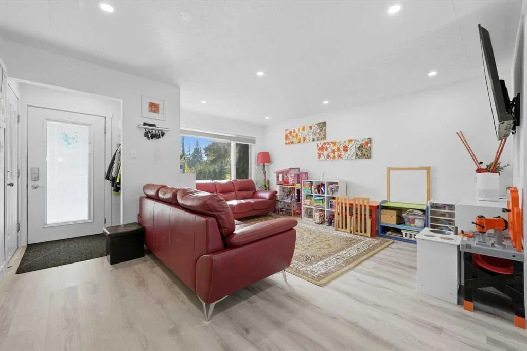 20 Rossburn Crescent SW, Calgary — photo 4 of 45