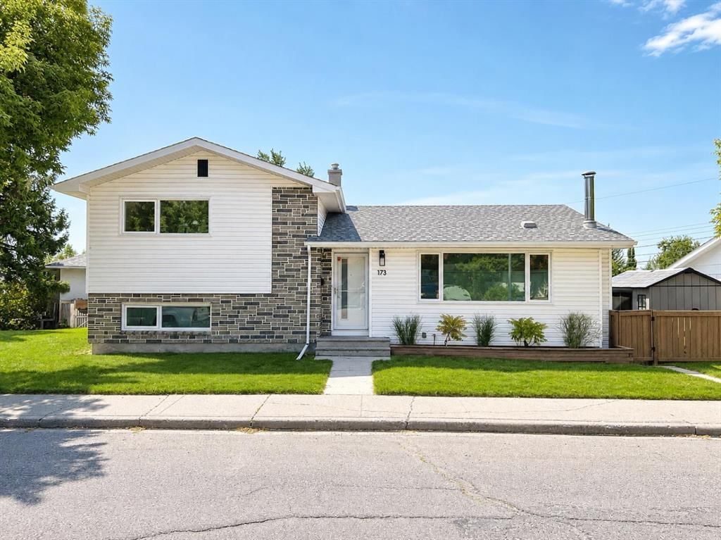 173 Cornwallis Drive NW, Calgary — main listing photo