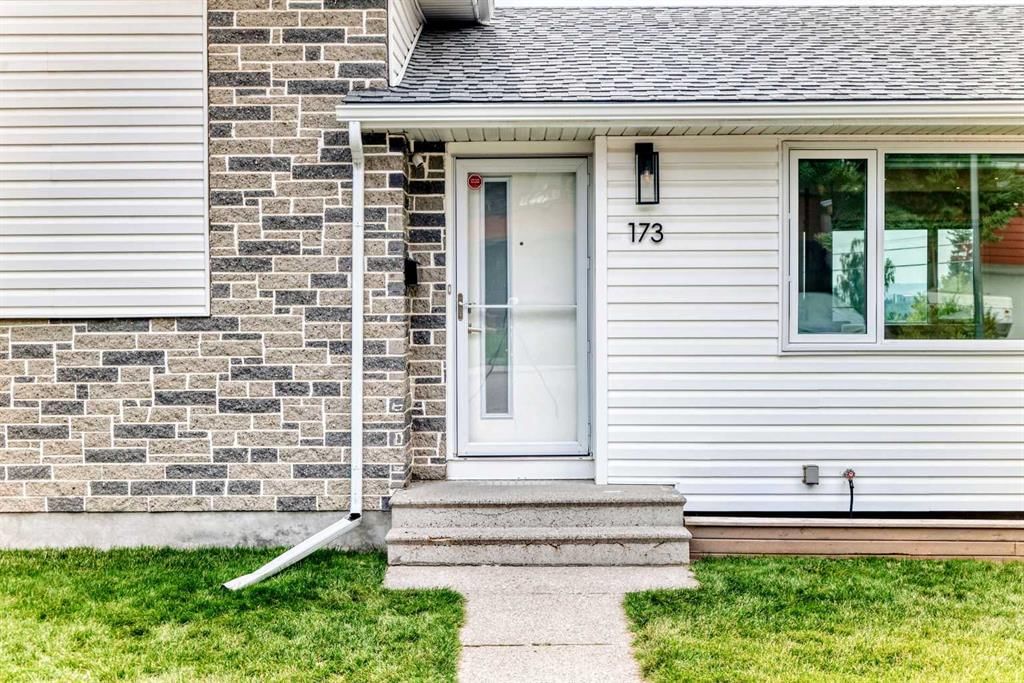 173 Cornwallis Drive NW, Calgary — photo 2 of 47