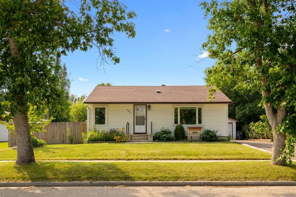 909 6 Street SW, High River — main listing photo