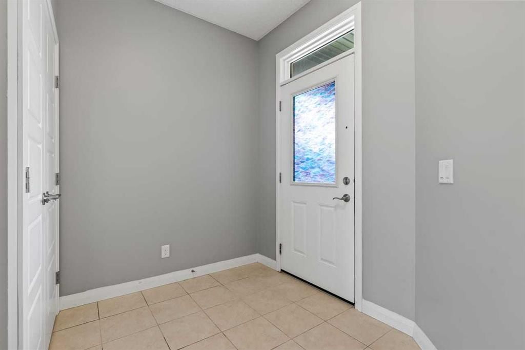 14 Kingfisher Crescent SE, Airdrie — photo 3 of 40
