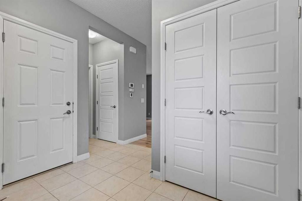 14 Kingfisher Crescent SE, Airdrie — photo 4 of 40