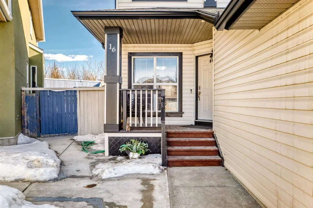 16 Saddlecrest Park NE, Calgary — photo 3 of 46