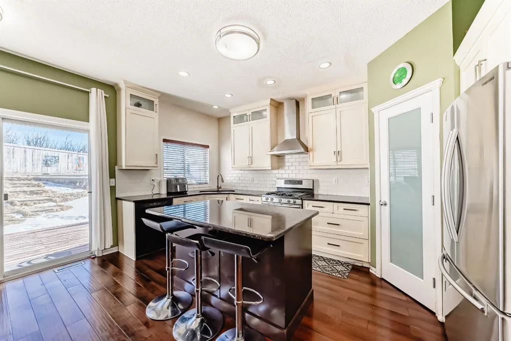16 Saddlecrest Park NE, Calgary — photo 4 of 46