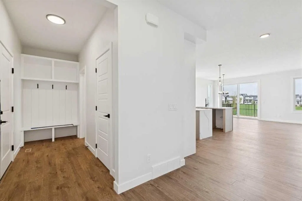 462 Bighorn Avenue SW, Calgary — photo 4 of 36