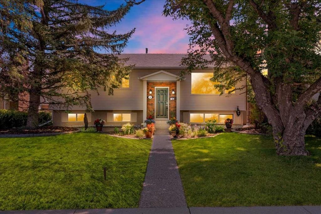 228 Nottingham Road NW, Calgary — main listing photo