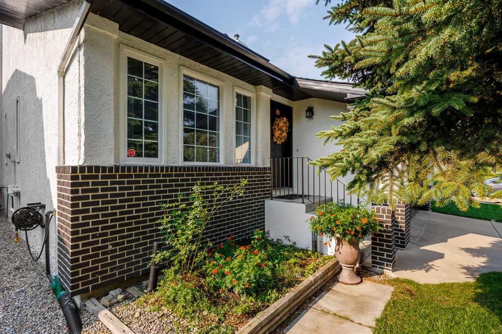52 Shawnee Way SW, Calgary — photo 2 of 45