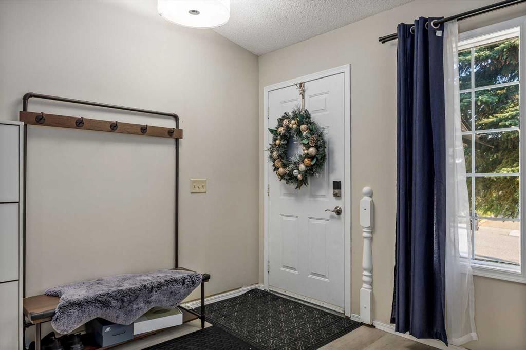 52 Shawnee Way SW, Calgary — photo 5 of 45